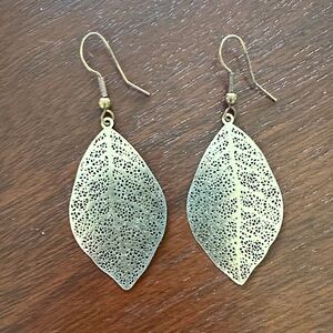 Women’s earrings silver tone leaf shaped euc